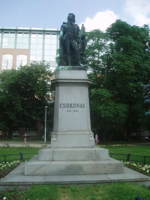 Debrecen, Kálvin tér. Csokonai szobra.jpg Debrecen, Kálvin tér. Csokonai szobra.jpg