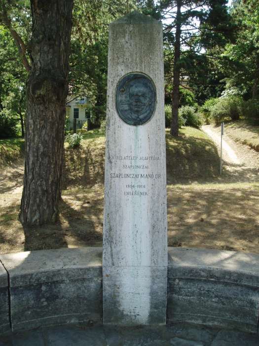Fonyód, Márffy tér: Szaplonczay Manó emlékoszlopa.jpg Fonyód, Márffy tér: Szaplonczay Manó emlékoszlopa.jpg