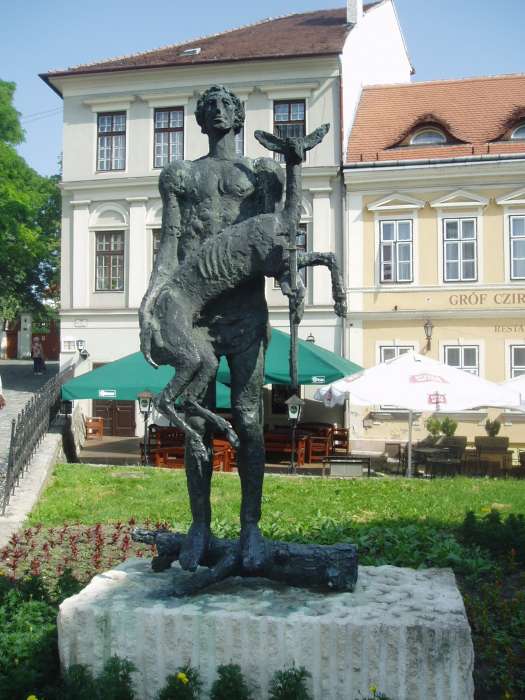 Győr, Bécsi kapu tér 06. előtt.jpg Győr, Bécsi kapu tér 06. előtt.jpg