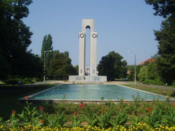 Mohács, Hősök parkja: Hősök emlékműve.jpg Mohács, Hősök parkja: Hősök emlékműve.jpg