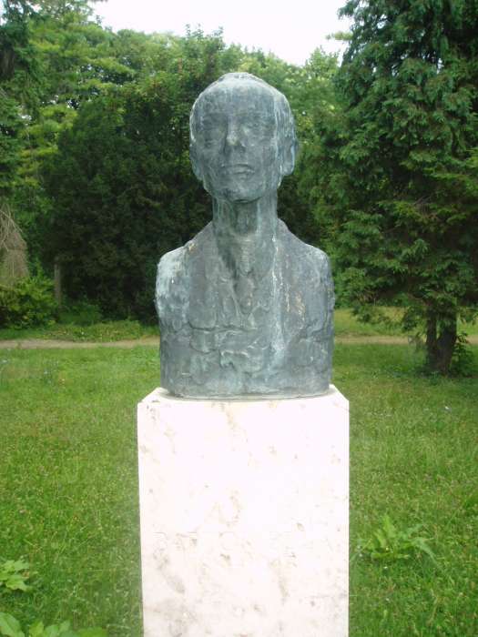 Mohács, Hősök parkja. Bartók Béla szobra.jpg Mohács, Hősök parkja. Bartók Béla szobra.jpg