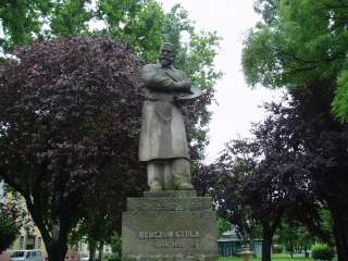 Nyíregyháza, Benczúr tér: Benczúr Gyula szobra.jpg Nyíregyháza, Benczúr tér: Benczúr Gyula szobra.jpg