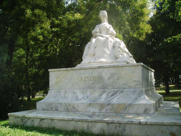 Szeged, Stefánia: Erzsébet királyné szobra.jpg Szeged, Stefánia: Erzsébet királyné szobra.jpg