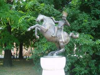 Szekszárd, Liszt F. tér: Háry János szobor.jpg Szekszárd, Liszt F. tér: Háry János szobor.jpg